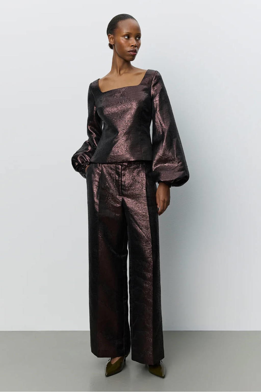 Roodbruine dames Sofie Schnoor top bruin van polyester met effen, lange mouwen, vierkante hals en glimmend detail