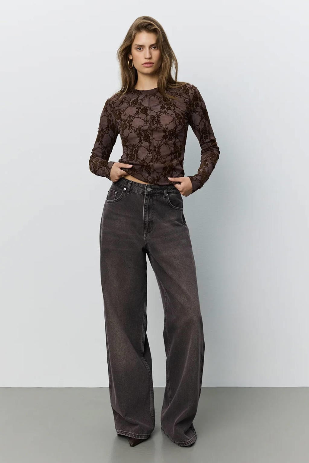 Roodbruine dames Sofie Schnoor gebloemde top bruin van polyester met lange mouwen, ronde hals en kant