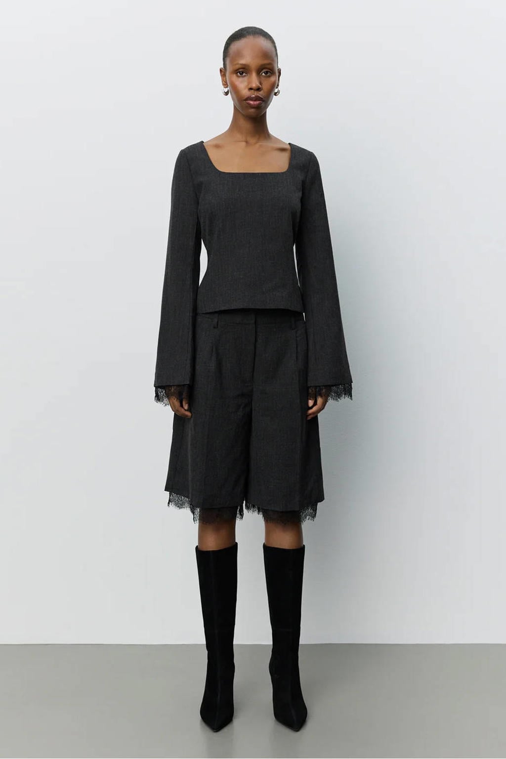 Zwarte dames Sofie Schnoor top van polyester met effen, lange mouwen, vierkante hals, ritssluiting en kant