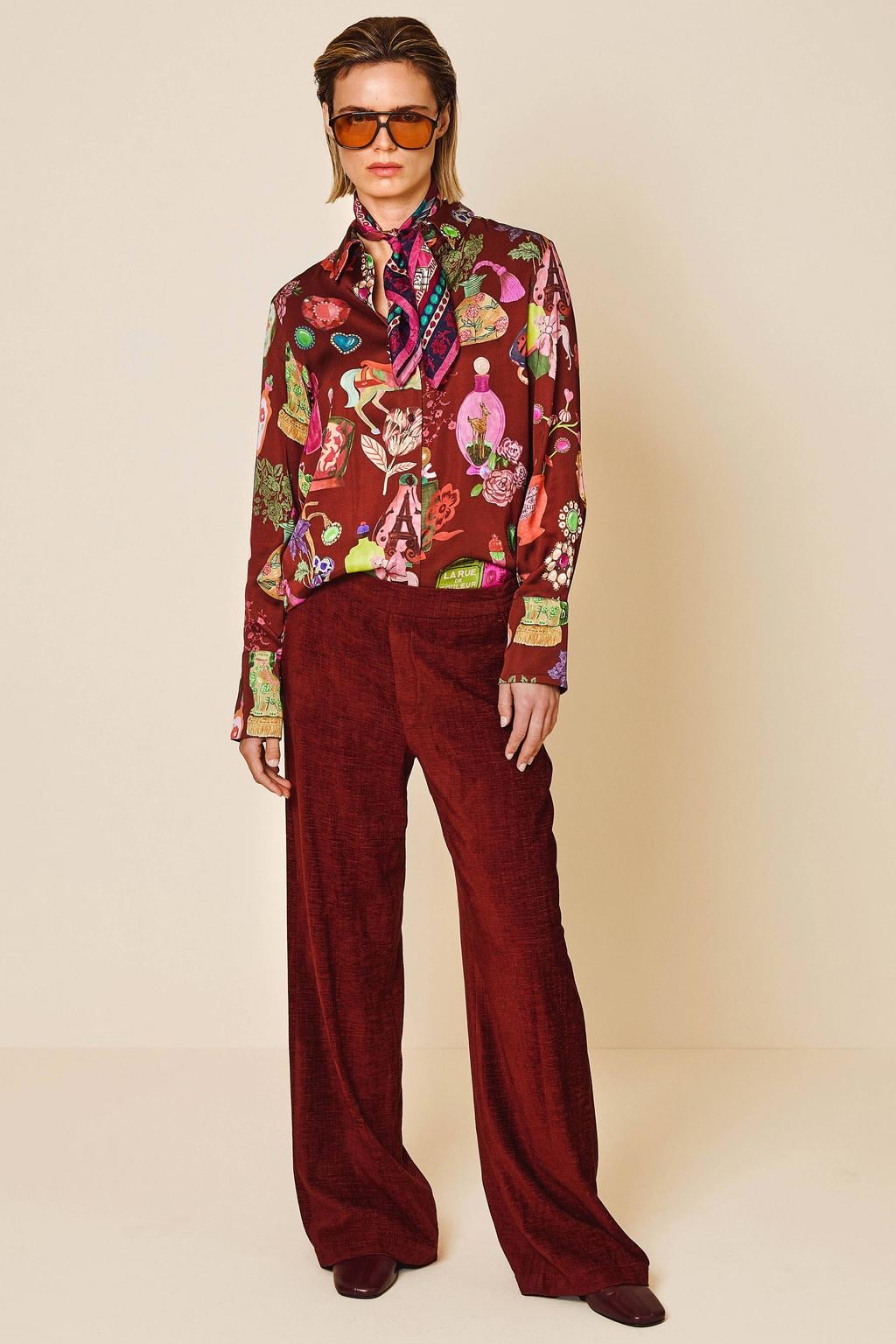 Roodbruine dames Oilily blouse bruin van viscose met meerkleurige print, lange mouwen, klassieke kraag en knoopsluiting
