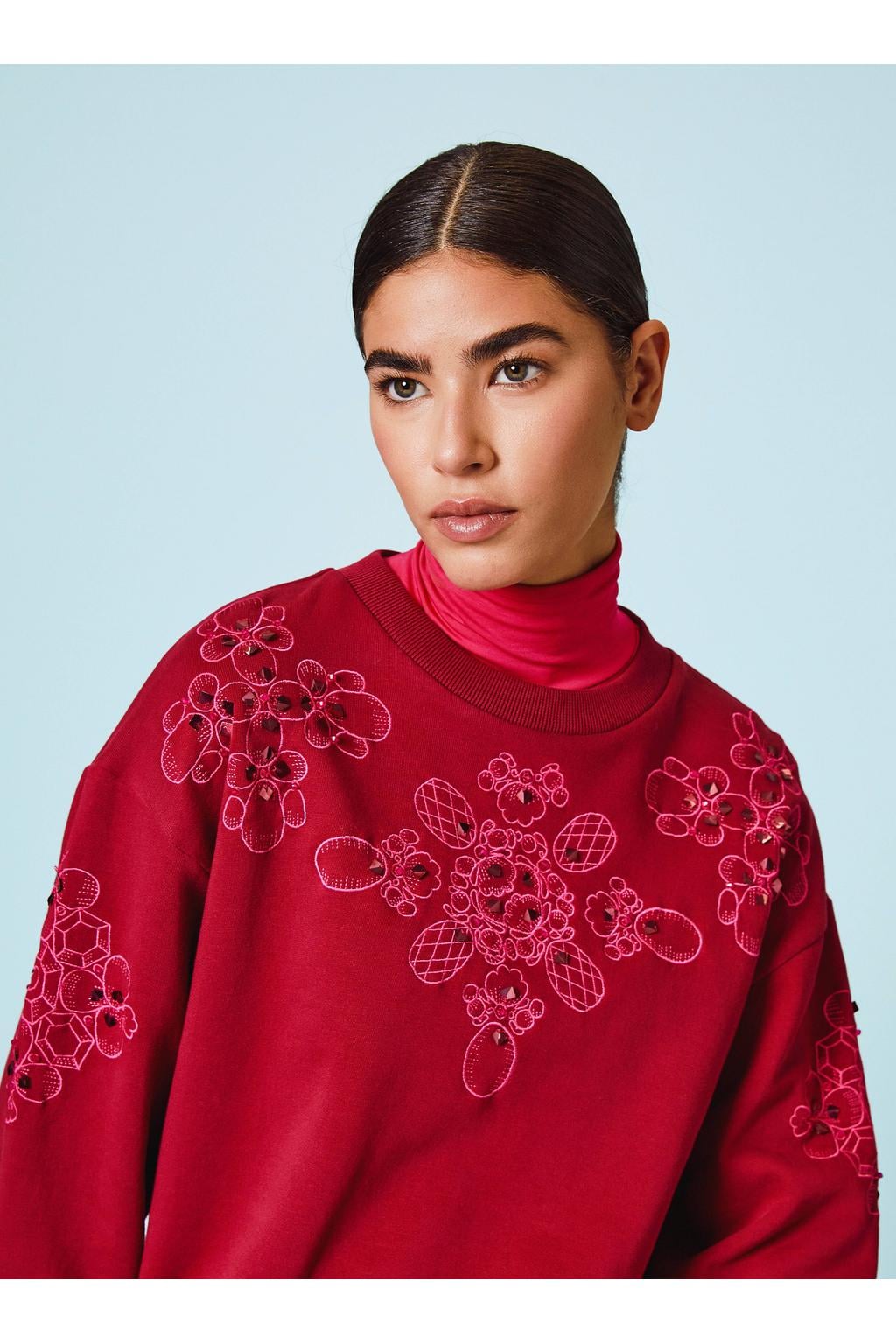 Donkerrode dames Oilily katoenen trui met lange mouwen, ronde hals en borduursels