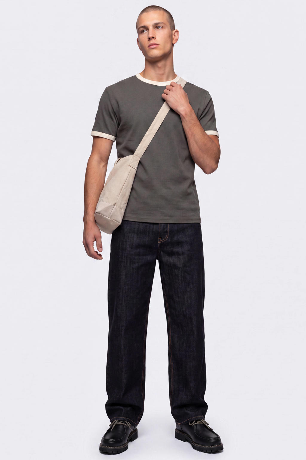 Grijze heren ONLY & SONS regular fit T-shirt beluga antique white van katoen met effen, korte mouwen, ronde hals en contrast bies