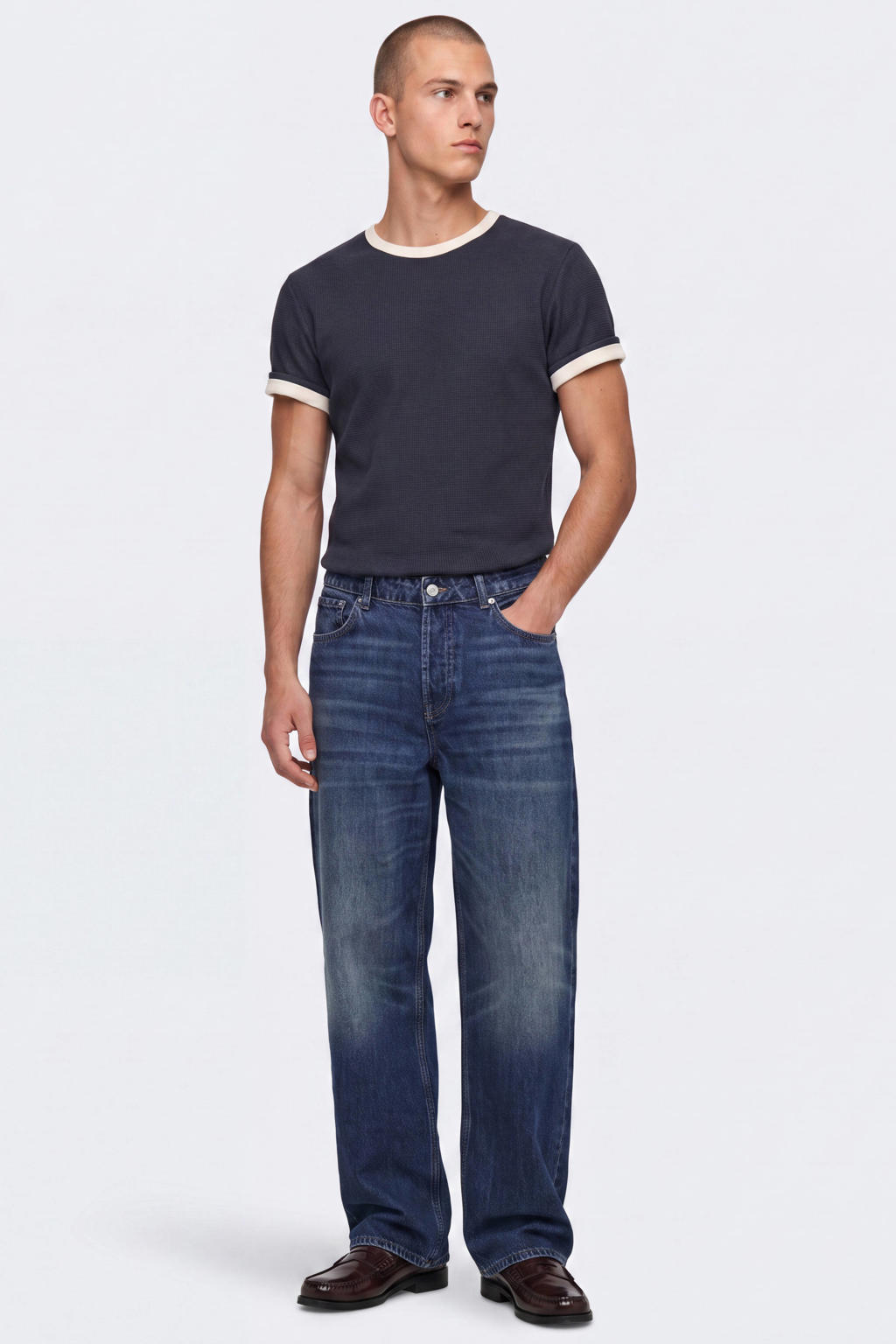 Donkerblauwe heren ONLY & SONS regular fit T-shirt van katoen met effen, korte mouwen, ronde hals en contrast bies