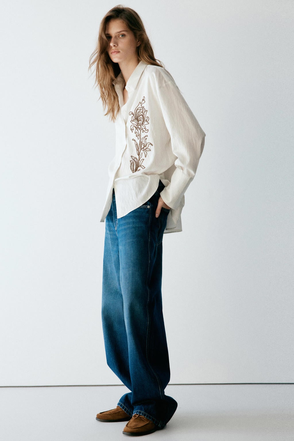 Mango blouse met krijtstreep en borduursels - bruin