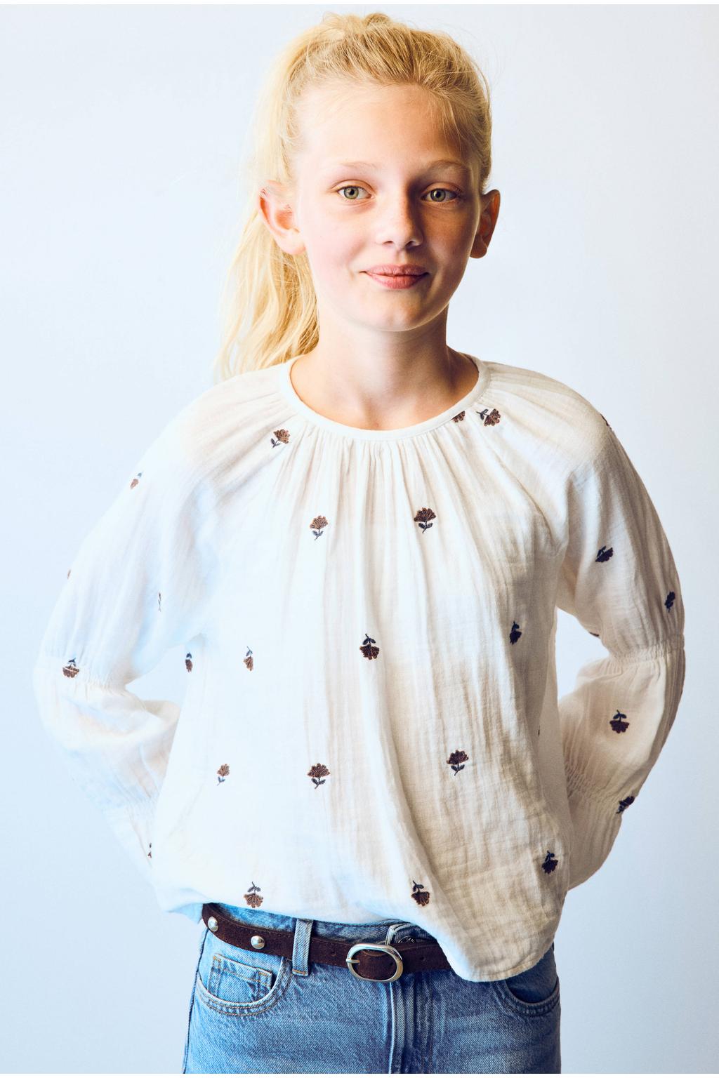 Ecru meisjes Mango Kids gebloemde blousetop van katoen met lange mouwen, ronde hals en borduursels