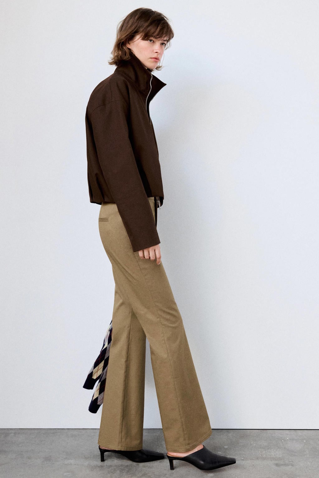 Kakikleurige dames Mango flared broek van katoen met regular waist, rits, haak- en knoopsluiting en effen