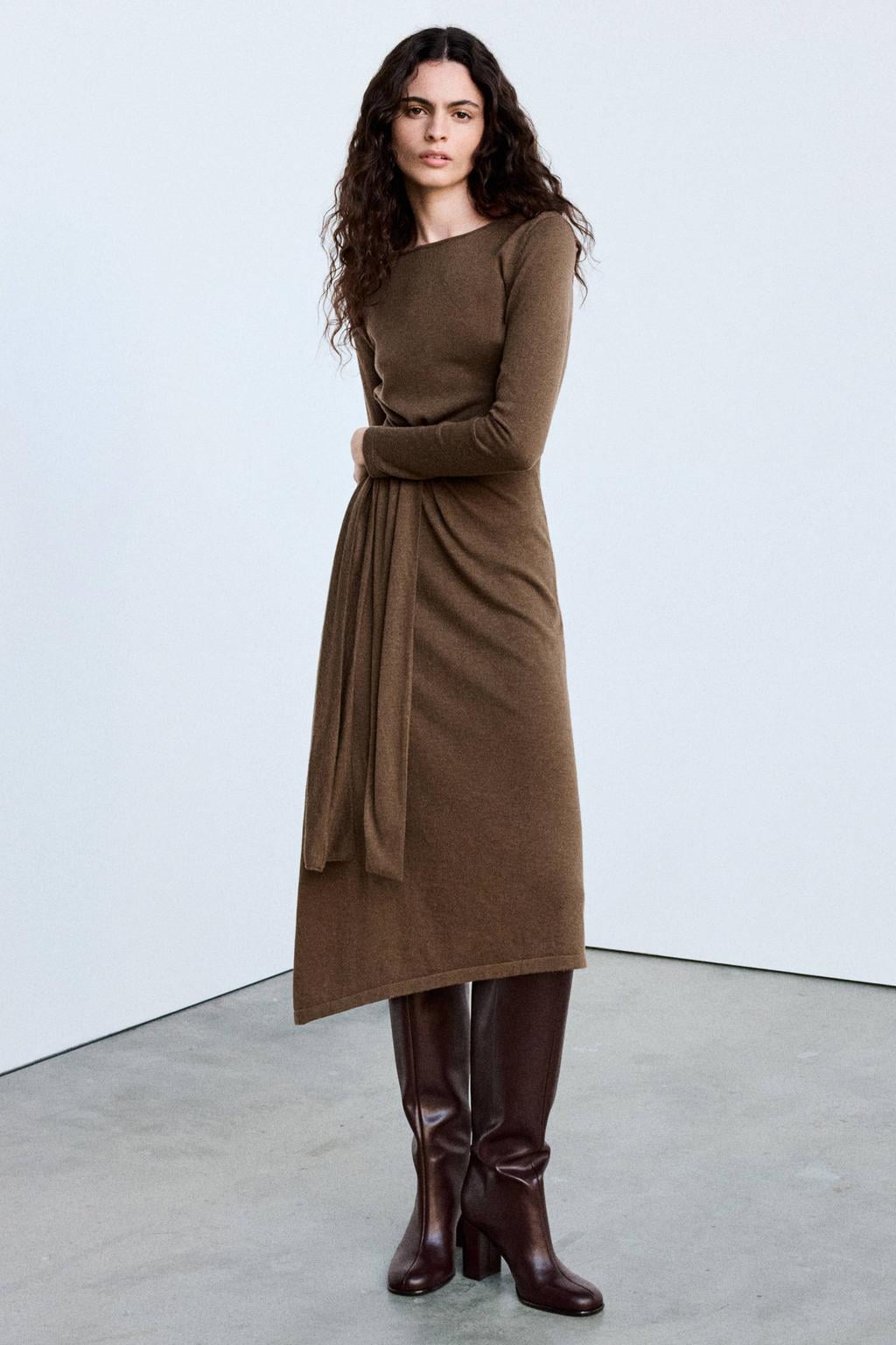 Bruine dames Mango midi jurk van polyester met effen, lange mouwen, ronde hals en knoopdetail