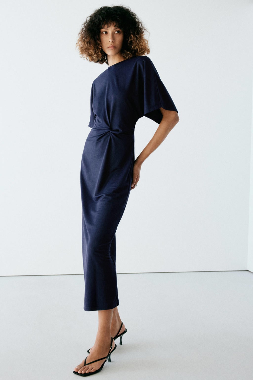 Donkerblauwe dames Mango midi jurk van viscose met effen, driekwart mouwen, ronde hals, knoopsluiting en split