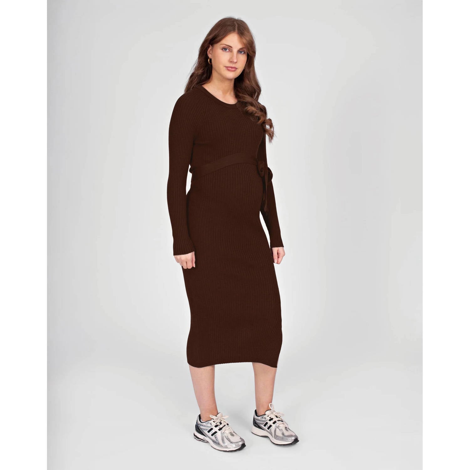 LOVE2WAIT zwangerschaps gebreide midi jurk met ceintuur en split donkerbruin