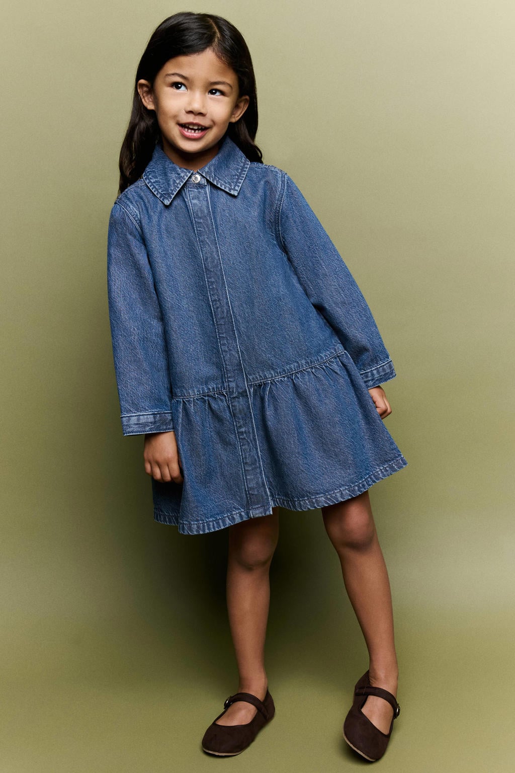 Medium blue denim meisjes Mango Kids korte A-lijn spijkerjurk changeant van denim met effen, lange mouwen en klassieke kraag