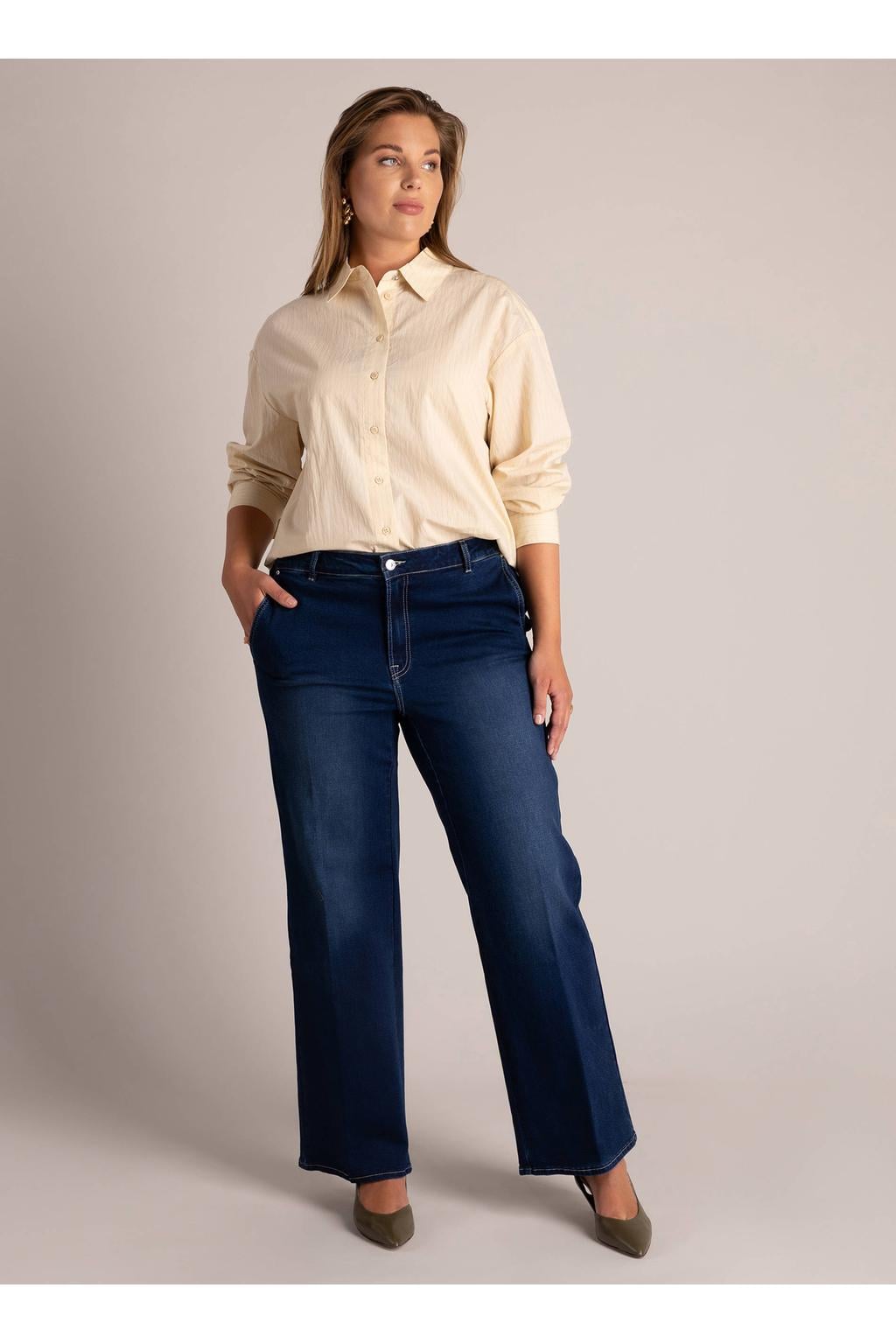 Yest Curve Plus Size blouse met krijtstreep - beige
