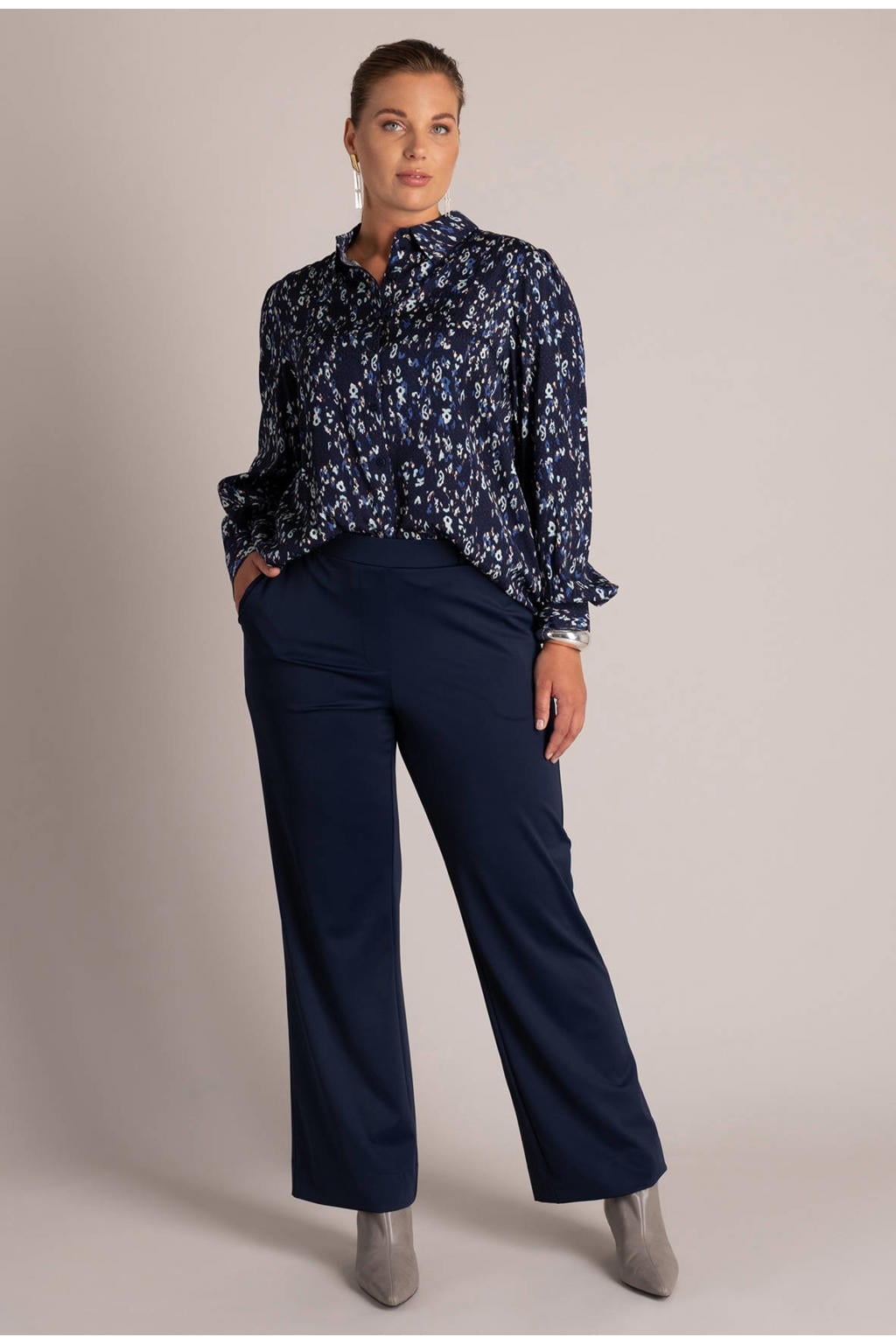 Donkerblauwe dames Yest Curve Plus Size travelstof flared broek met regular waist, elastische tailleband en effen