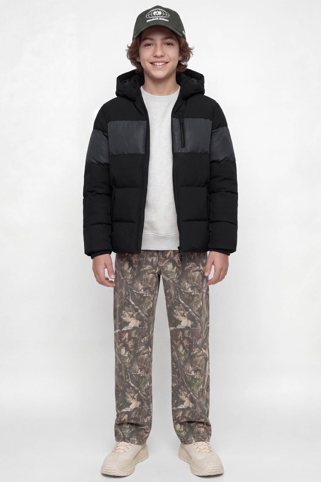 Zwart en grijze jongens JACK & JONES JUNIOR gebreide gewatteerde winterjas van polyester met meerkleurige print, lange mouwen, capuchon en ritssluiting