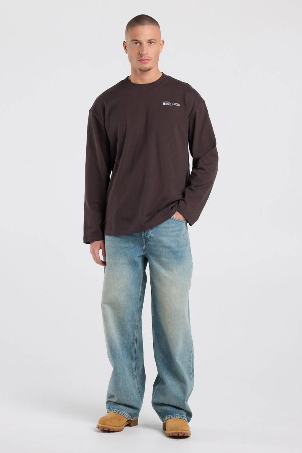 America Today relaxed fit longsleeve met backprint - bruin