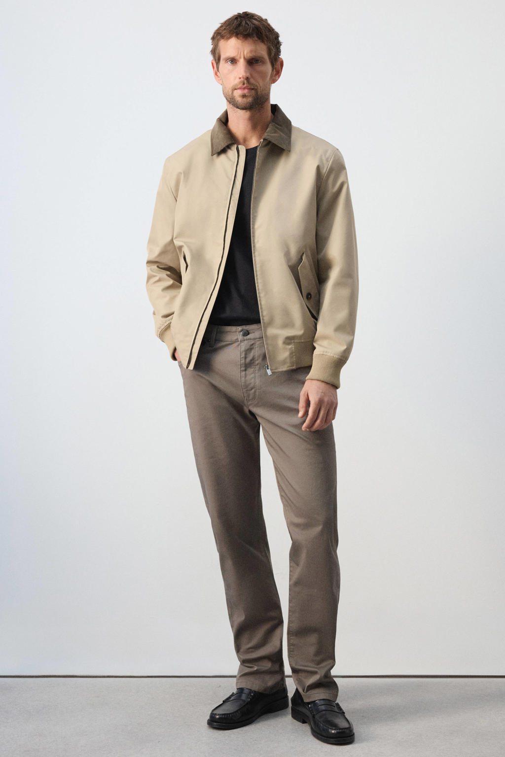 Bruine heren Mango Man katoenen corduroy tussenjas met lange mouwen, klassieke kraag, ritssluiting en contrast bies