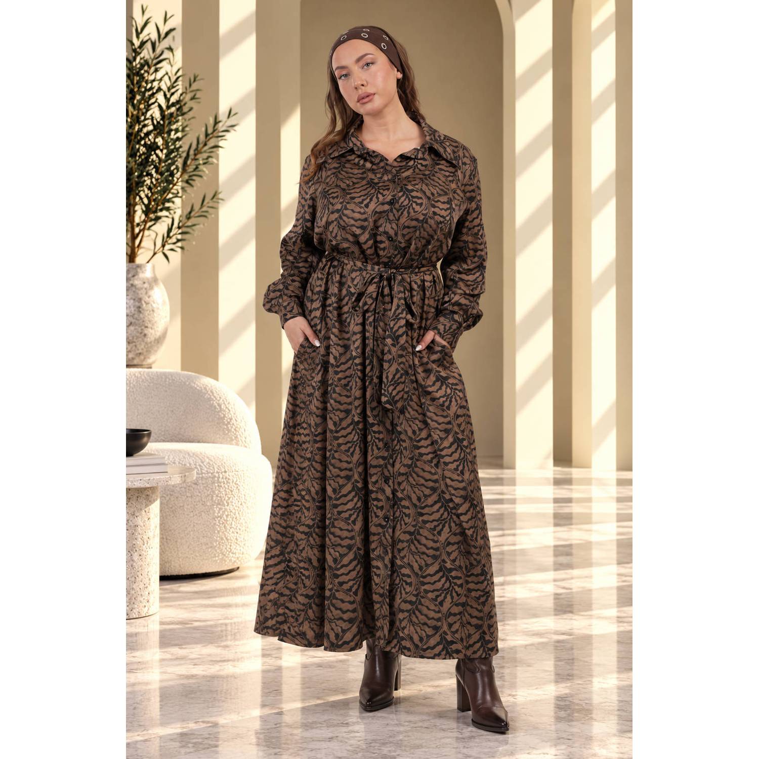 Curviss maxi blousejurk met ceintuur donkerbruin
