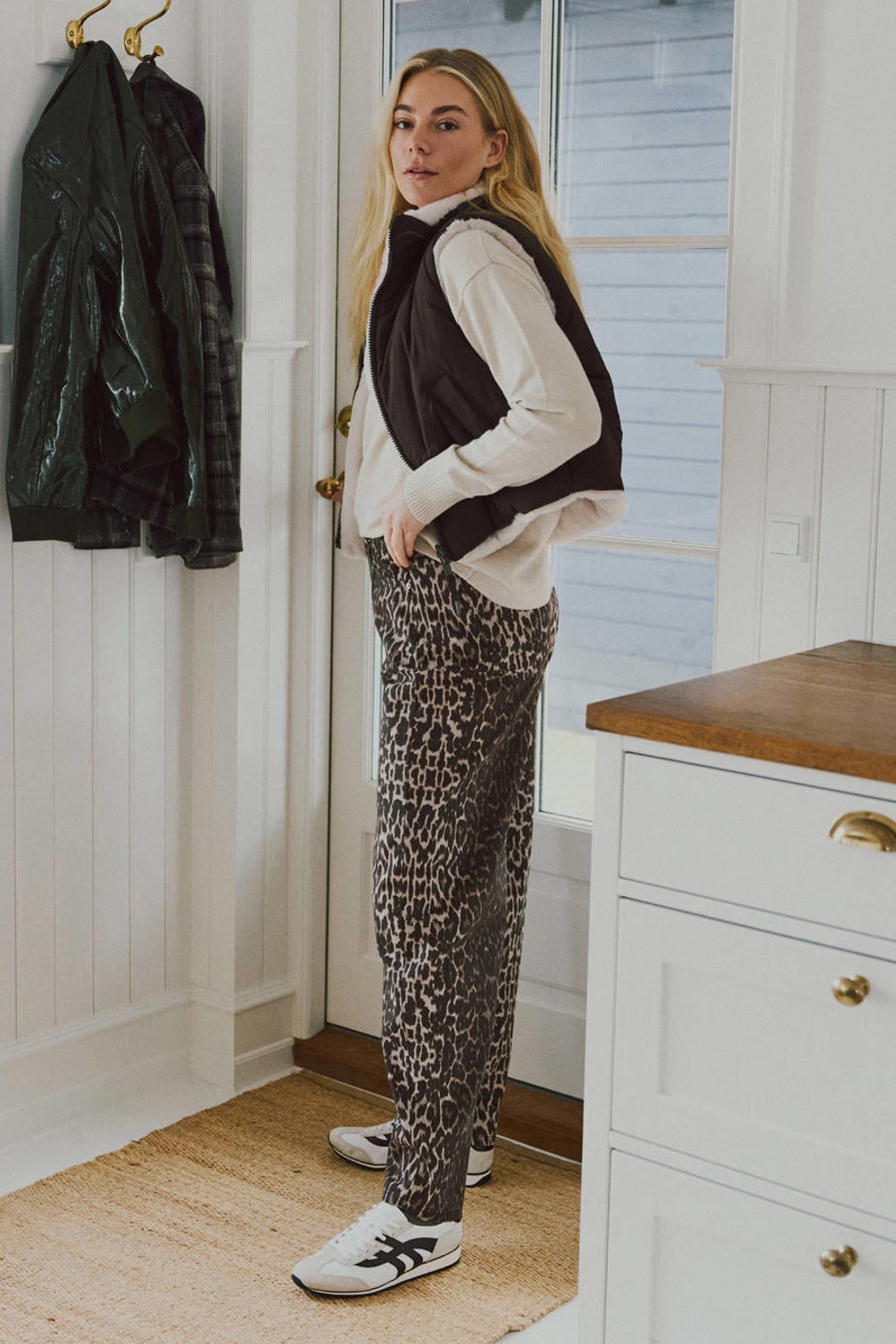 FREEQUENT high waist straight leg jeans met dierenprint - bruin