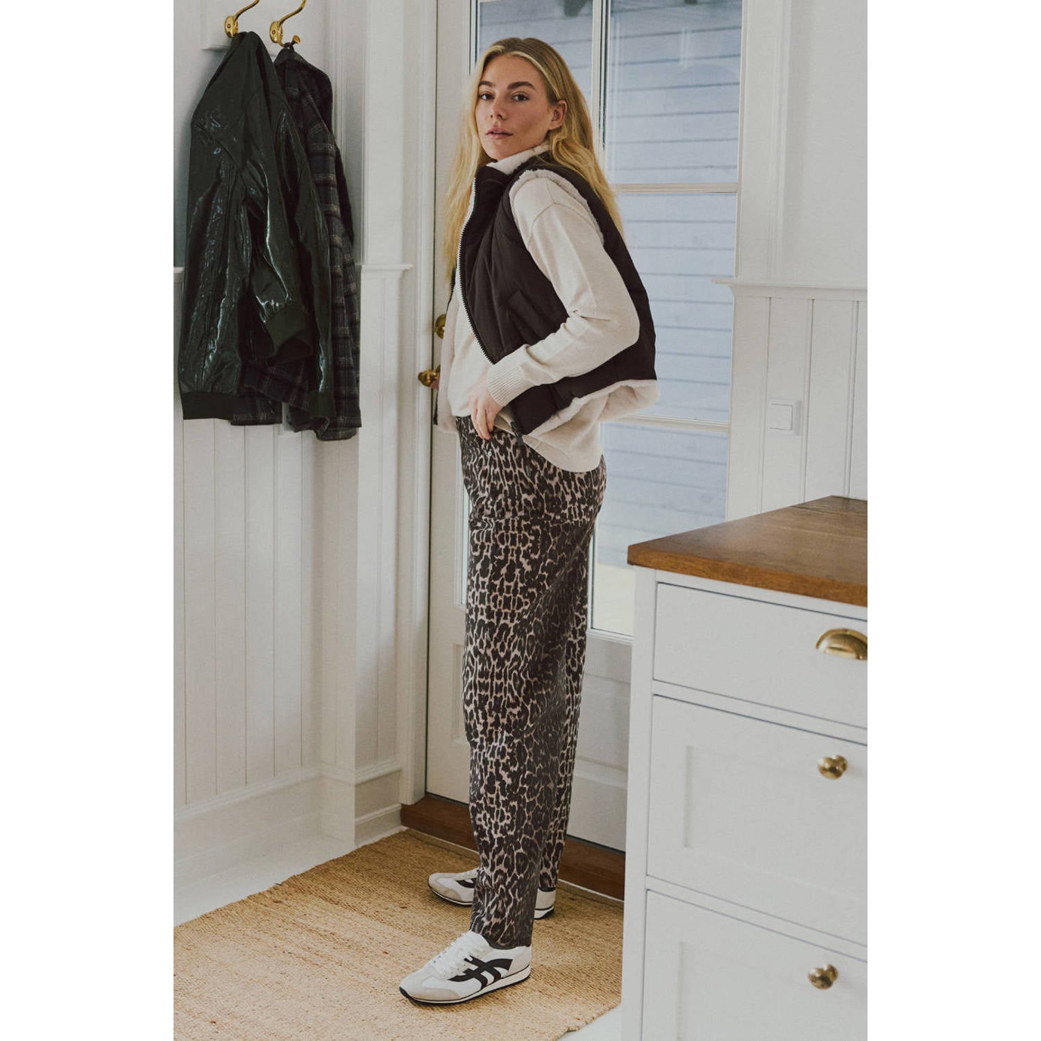 FREEQUENT high waist straight leg jeans met dierenprint bruin