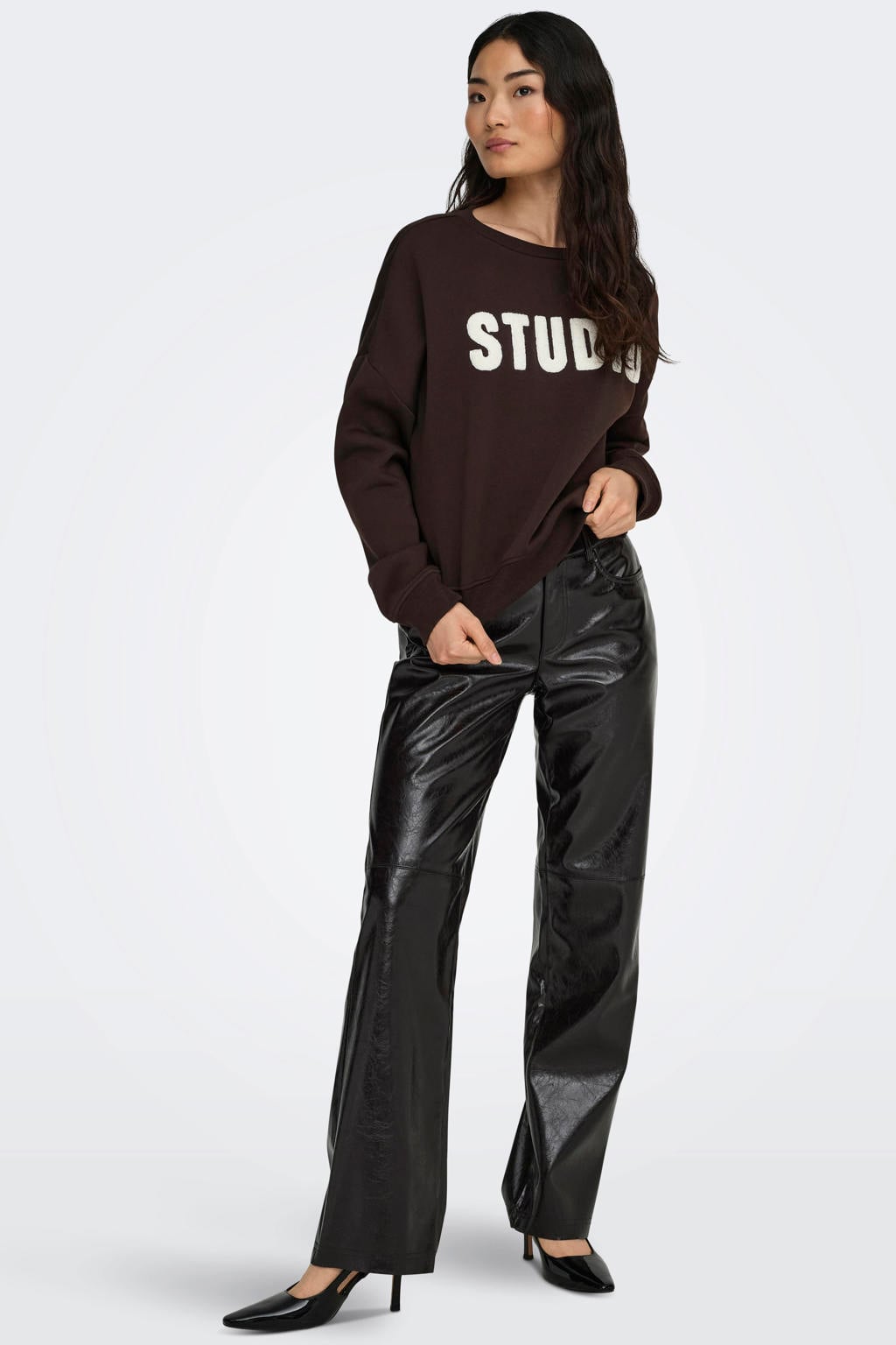 Bruin en ecru dames ONLY van sweat materiaal met tekst print, lange mouwen en ronde hals