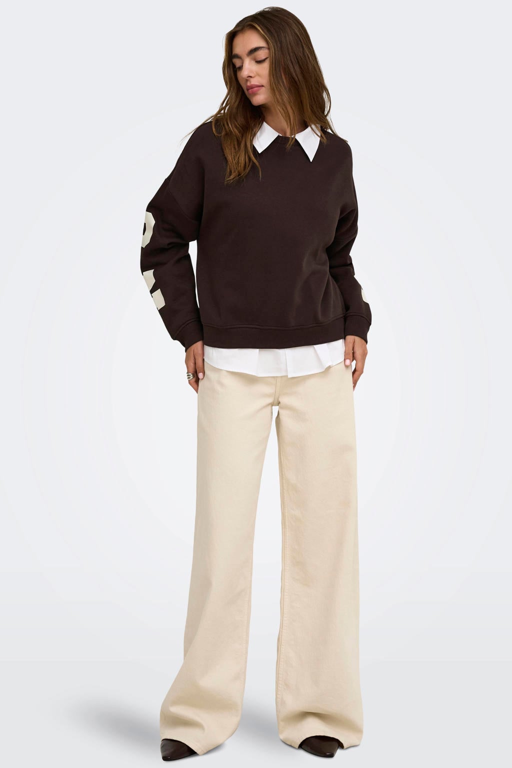 Bruin en ecru dames ONLY rechtvallende sweater van katoen met tekst print, lange mouwen en ronde hals