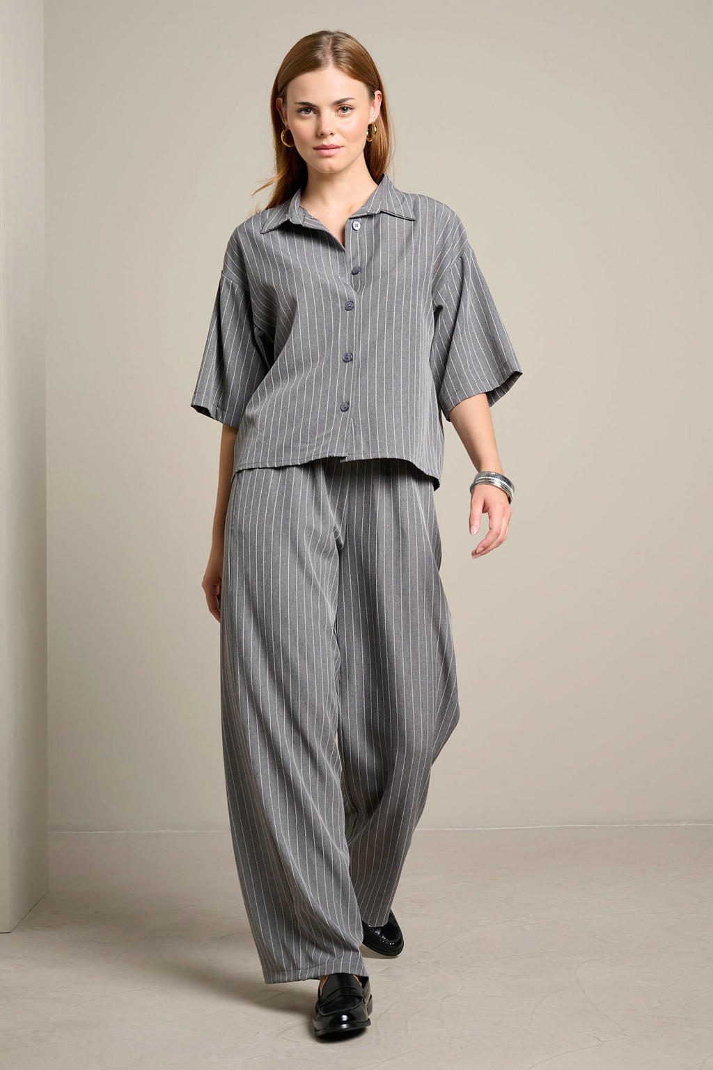 LOLALIZA wide leg gestreepte broek - grijs