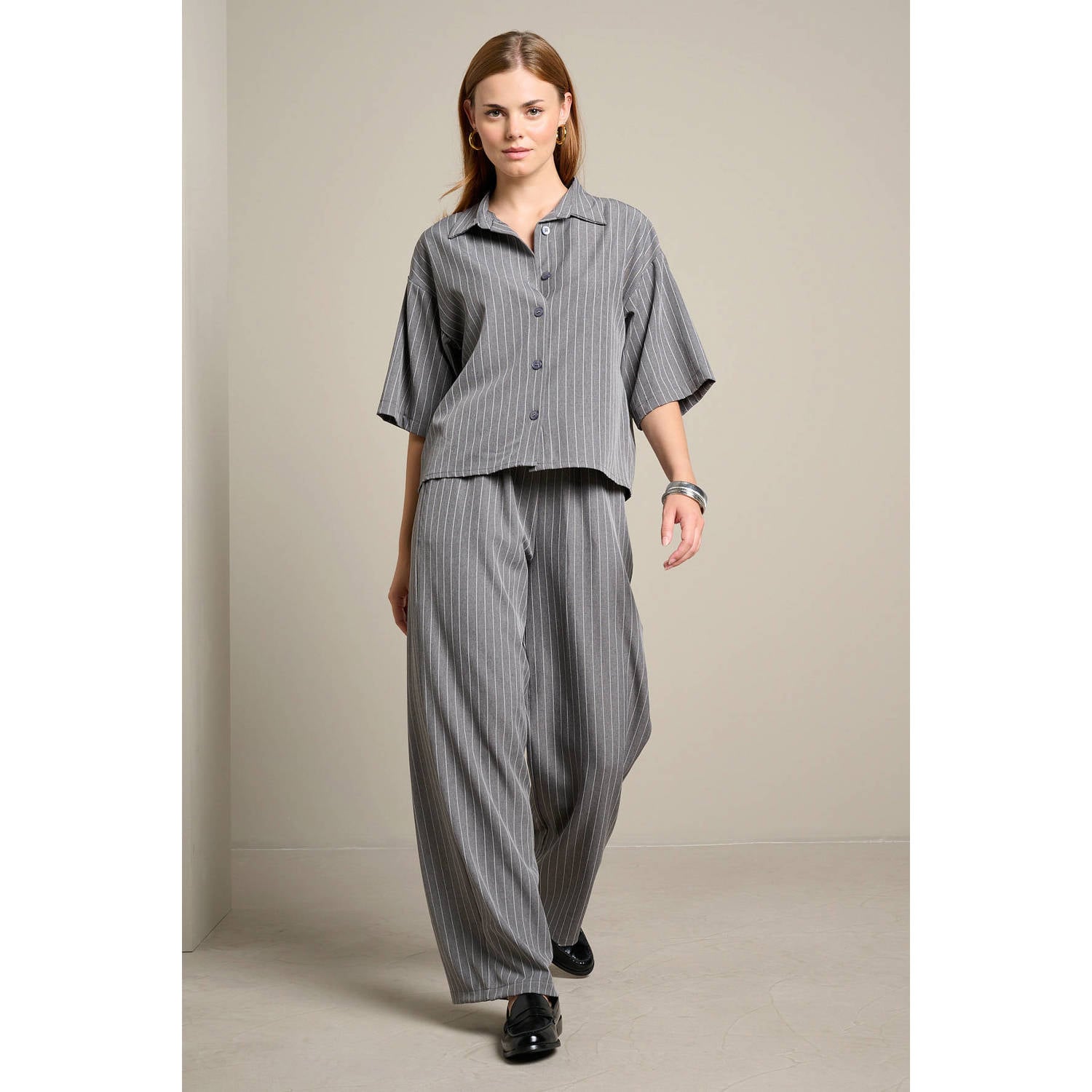LOLALIZA wide leg gestreepte broek grijs