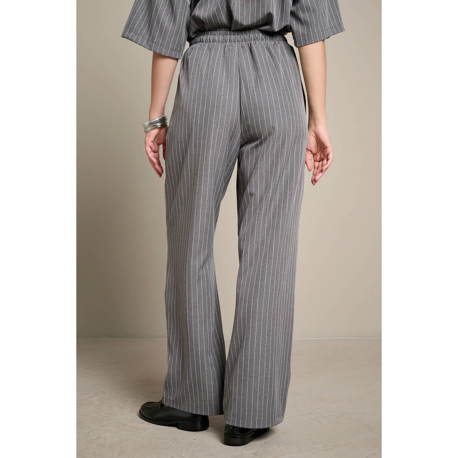 LOLALIZA wide leg gestreepte broek grijs