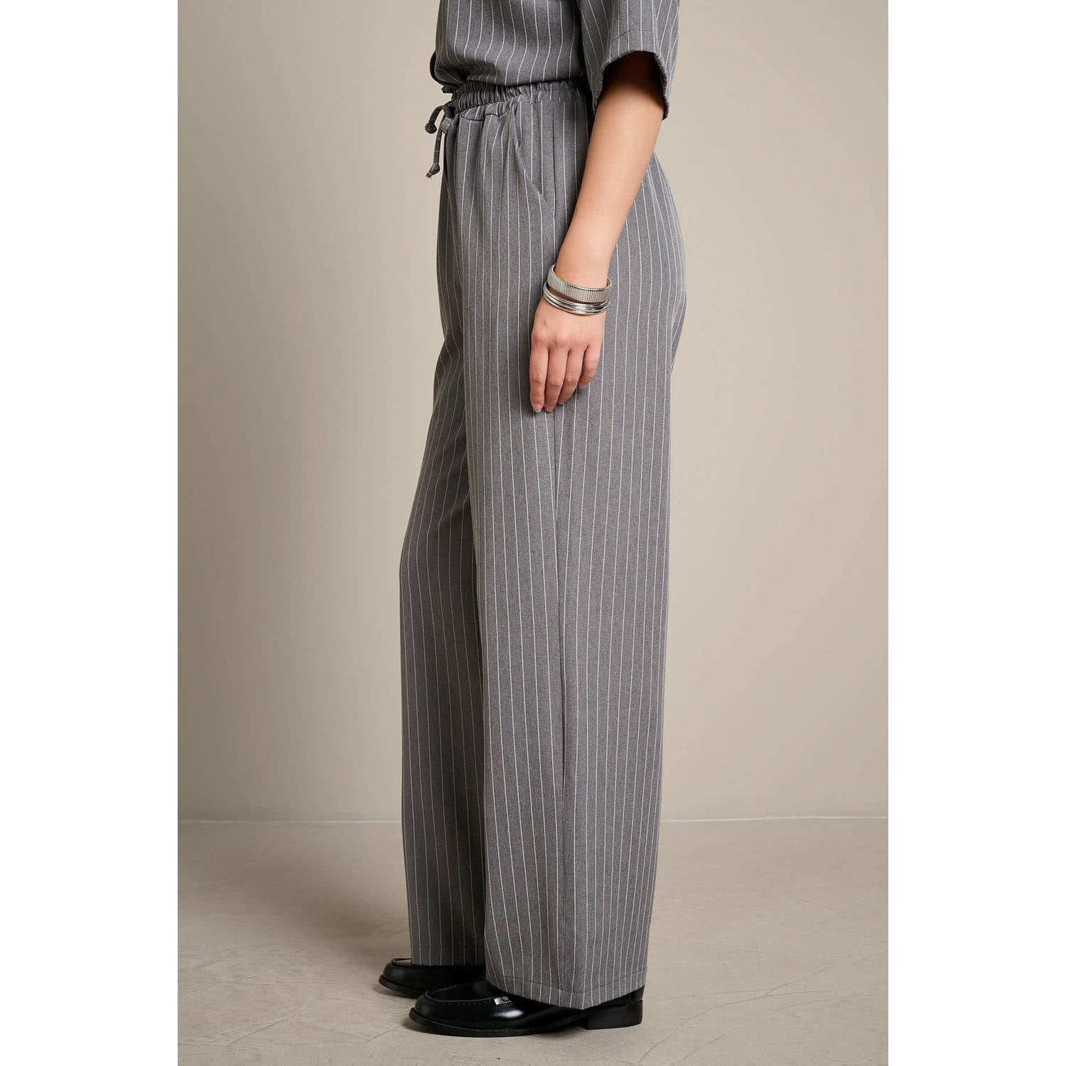 LOLALIZA wide leg gestreepte broek grijs
