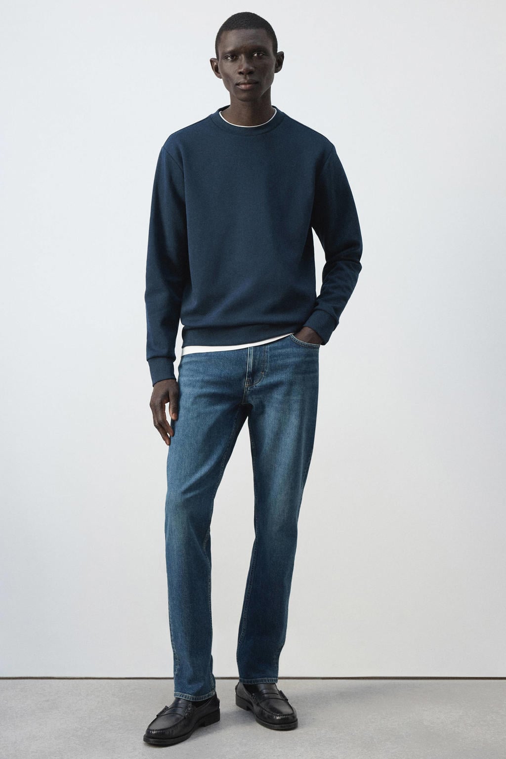 Donkerblauwe heren Mango Man regular fit sweater met effen, lange mouwen, ronde hals en geribde boorden