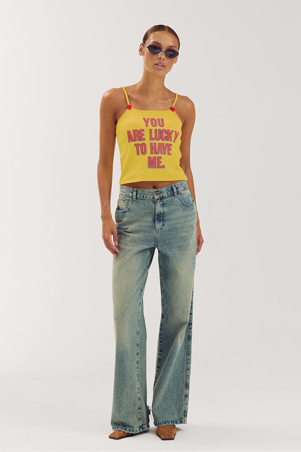 Harper & Yve x Tessa van Montfoort straight leg jeans met slijtage - medium blue