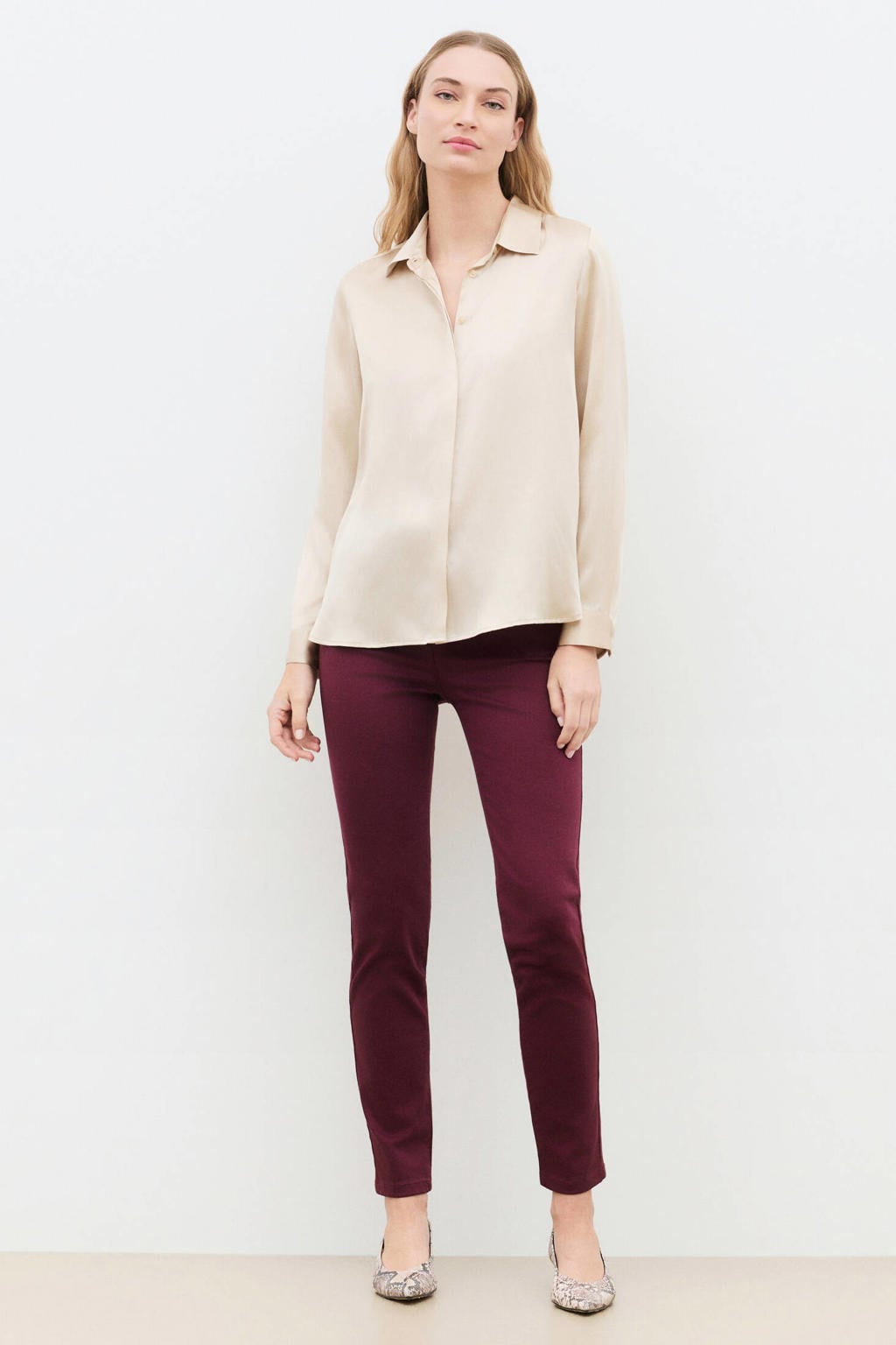 Zandkleurige dames Caroll zijden blouse met effen, lange mouwen, klassieke kraag en knoopsluiting