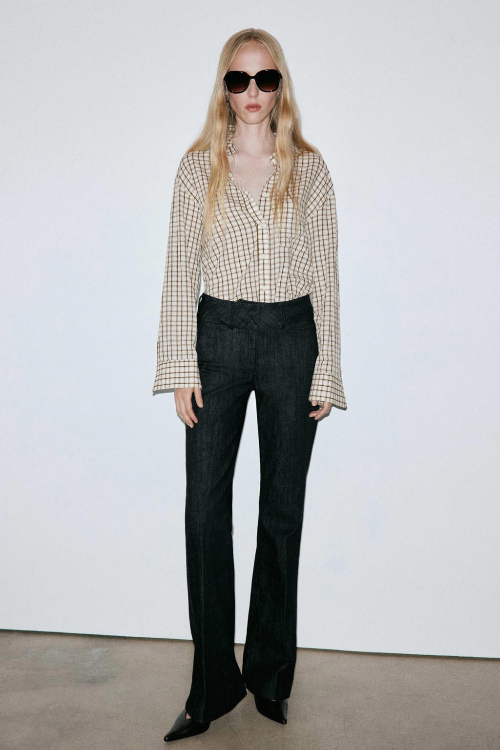 Black denim dames Mango flared jeans van denim met regular waist, rits, haak- en knoopsluiting en effen
