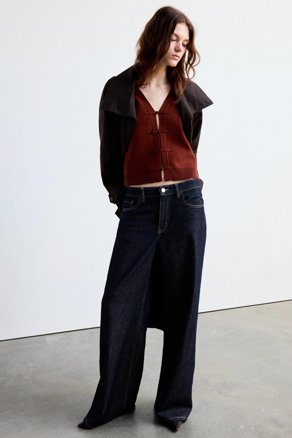 Roodbruine dames Mango gebreid vest bruin met effen, lange mouwen, V-hals en knoopsluiting