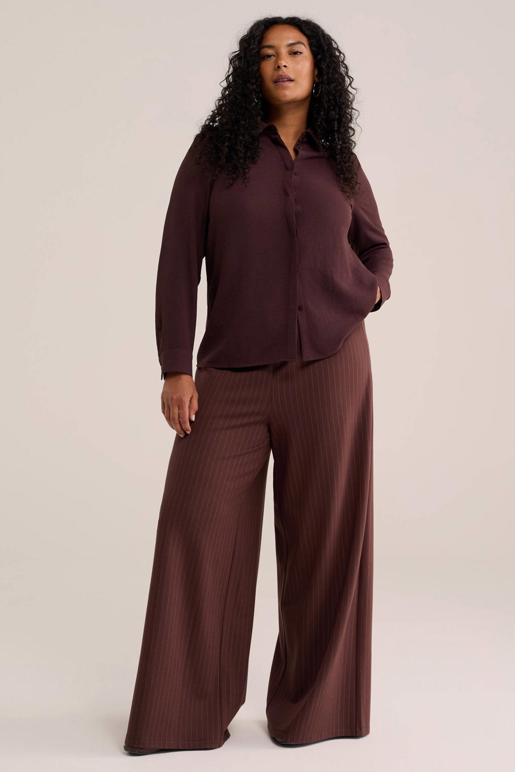 Donkerrode dames WE Fashion Plus Size rechtvallende blouse van polyester met effen, lange mouwen, klassieke kraag en blinde knoopsluiting