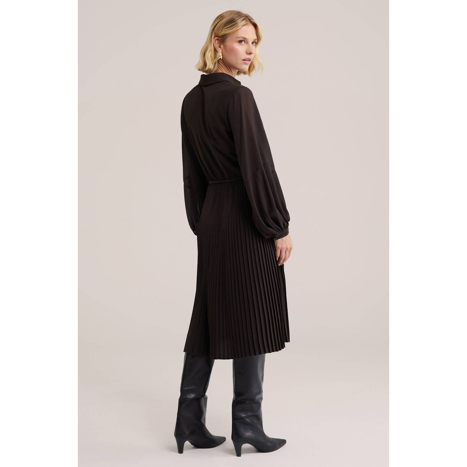 WE Fashion plissé midi jurk donkerbruin