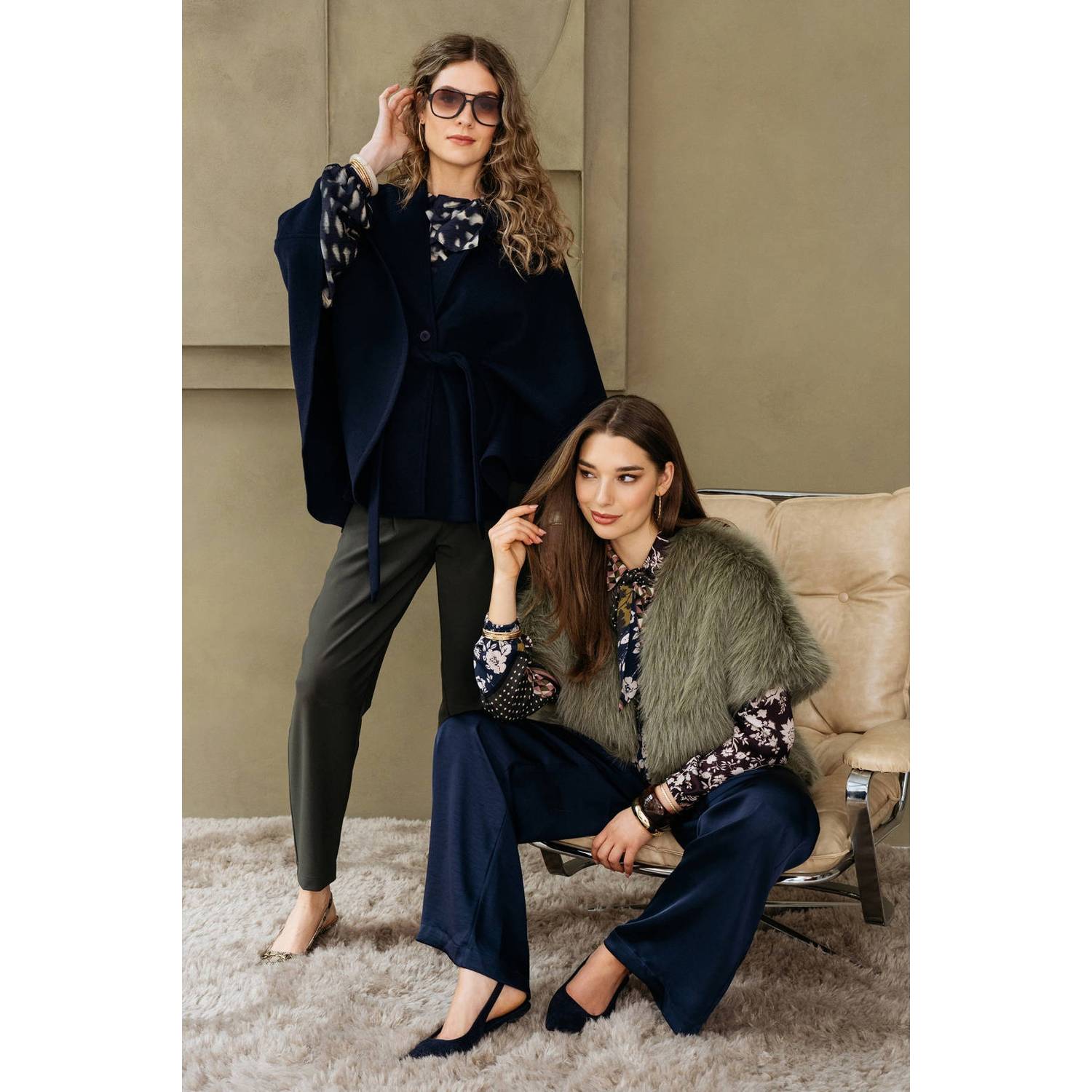 &Co Woman travelstof slim fit broek met plooien donkergroen