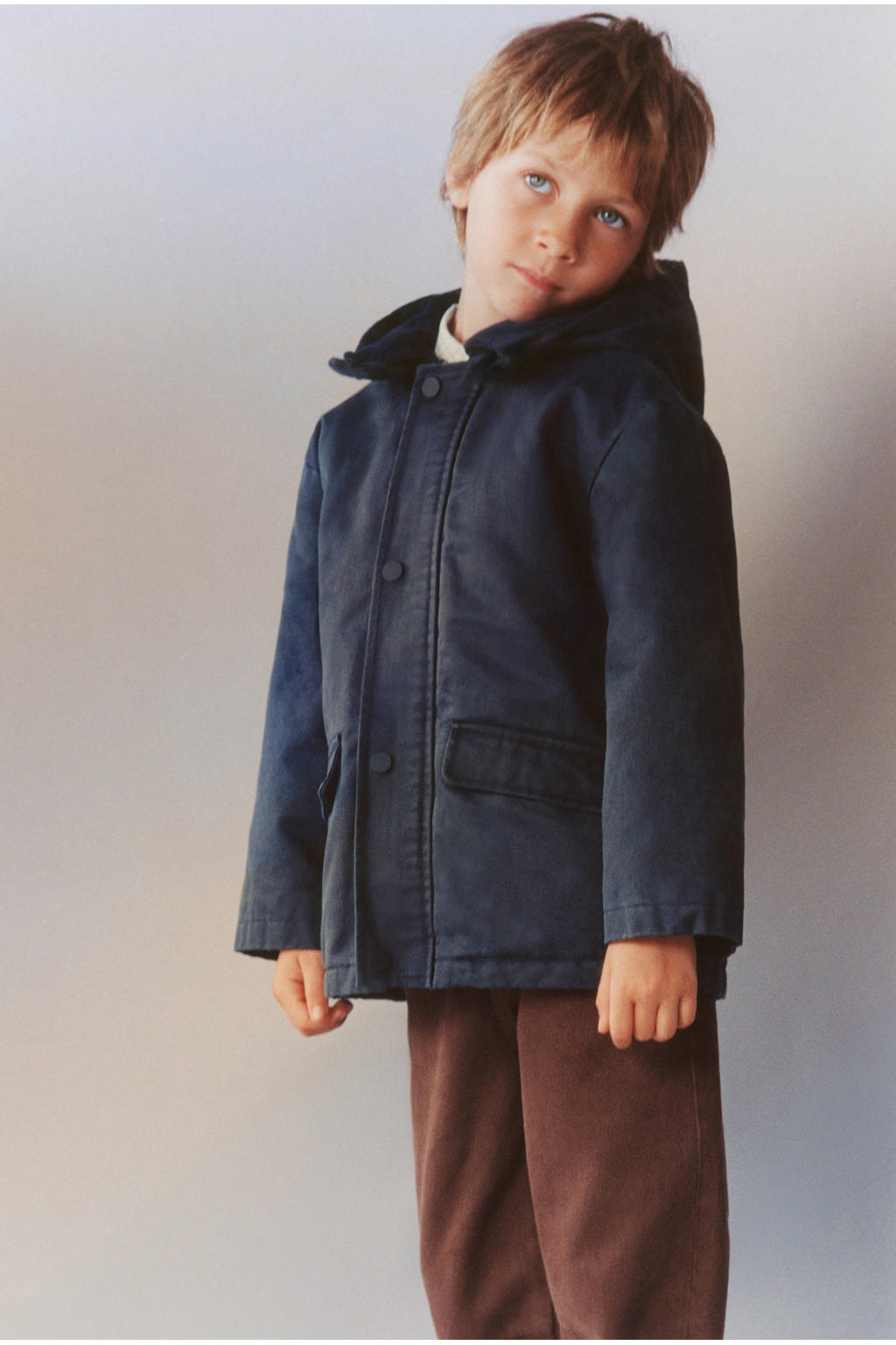 Marineblauw jongens Mango Kids katoenen corduroy parka blauw met lange mouwen, capuchon en rits- en drukknoopsluiting