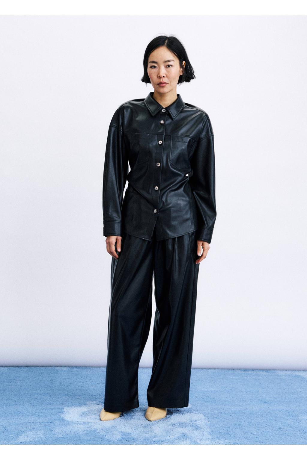 FRNCH imitatieleren blouse met ceintuur - zwart