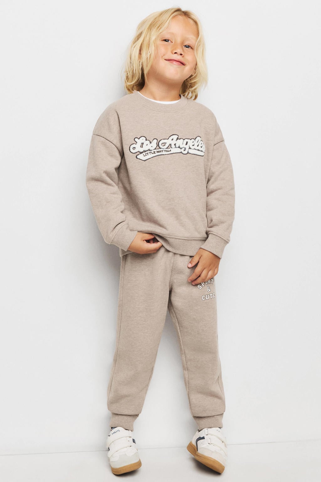 Lichtbruine jongens Mango Kids sweater met tekst print, lange mouwen, ronde hals en geribde boorden