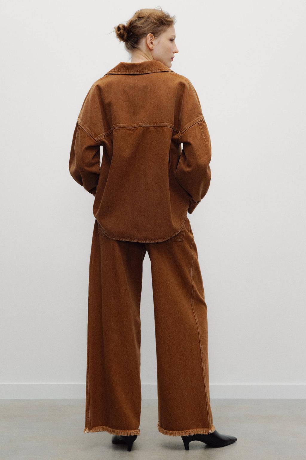 Camelkleurige dames The New Society top met effen, lange mouwen en klassieke kraag