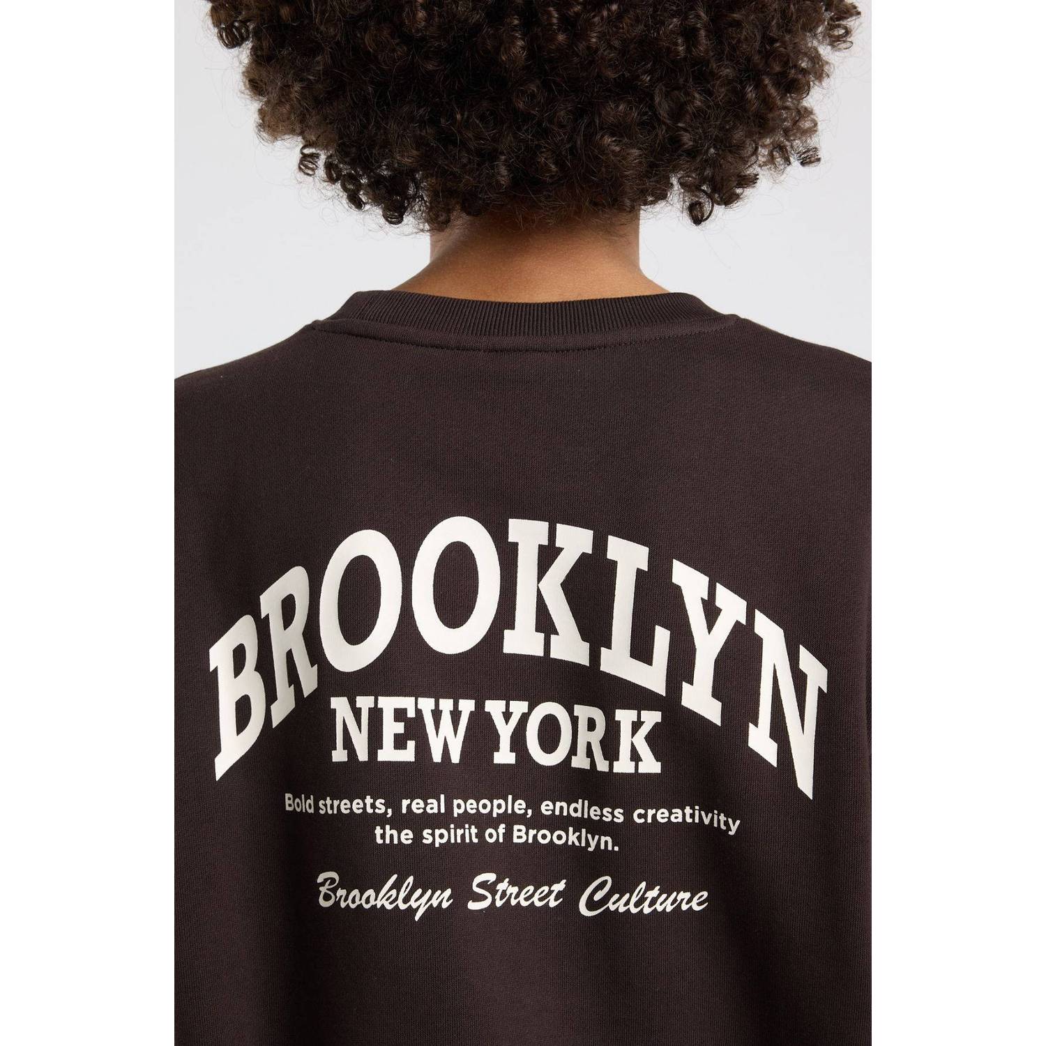 America Today sweater met backprint bruin