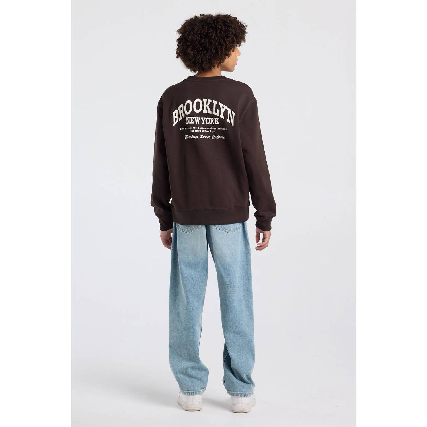 America Today sweater met backprint bruin