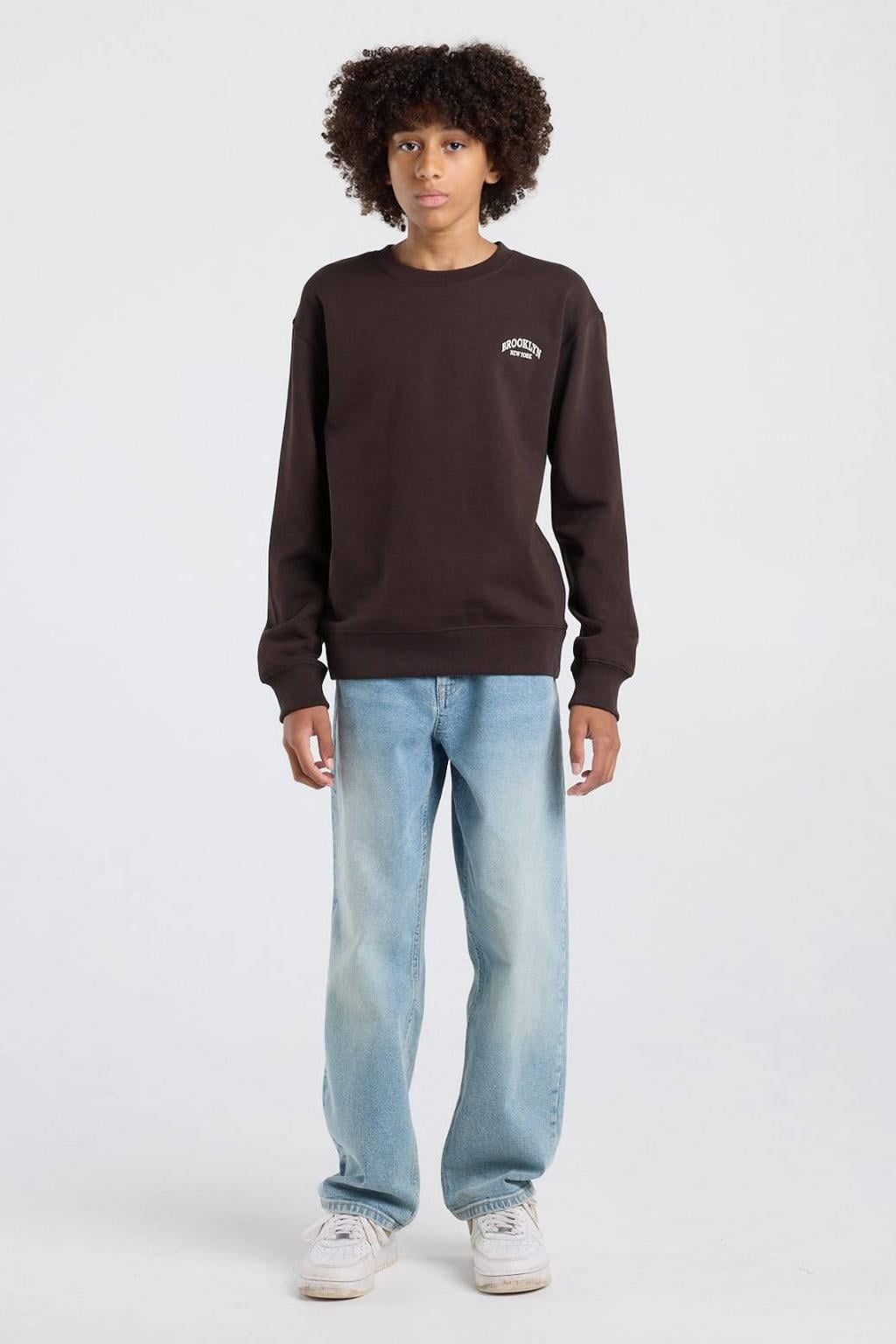 America Today sweater met backprint - bruin