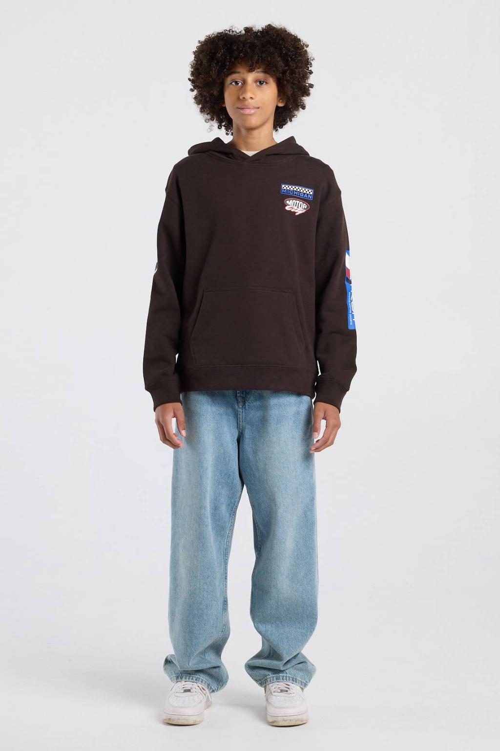 America Today sweater met backprint - bruin