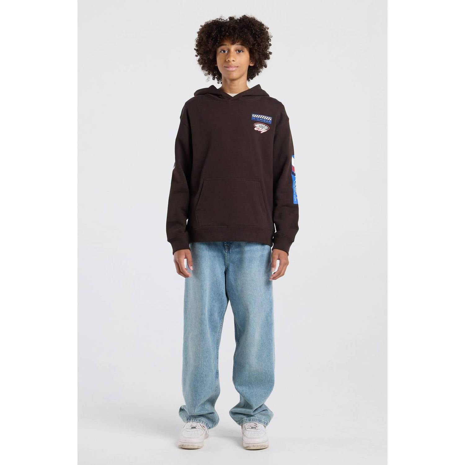 America Today sweater met backprint bruin