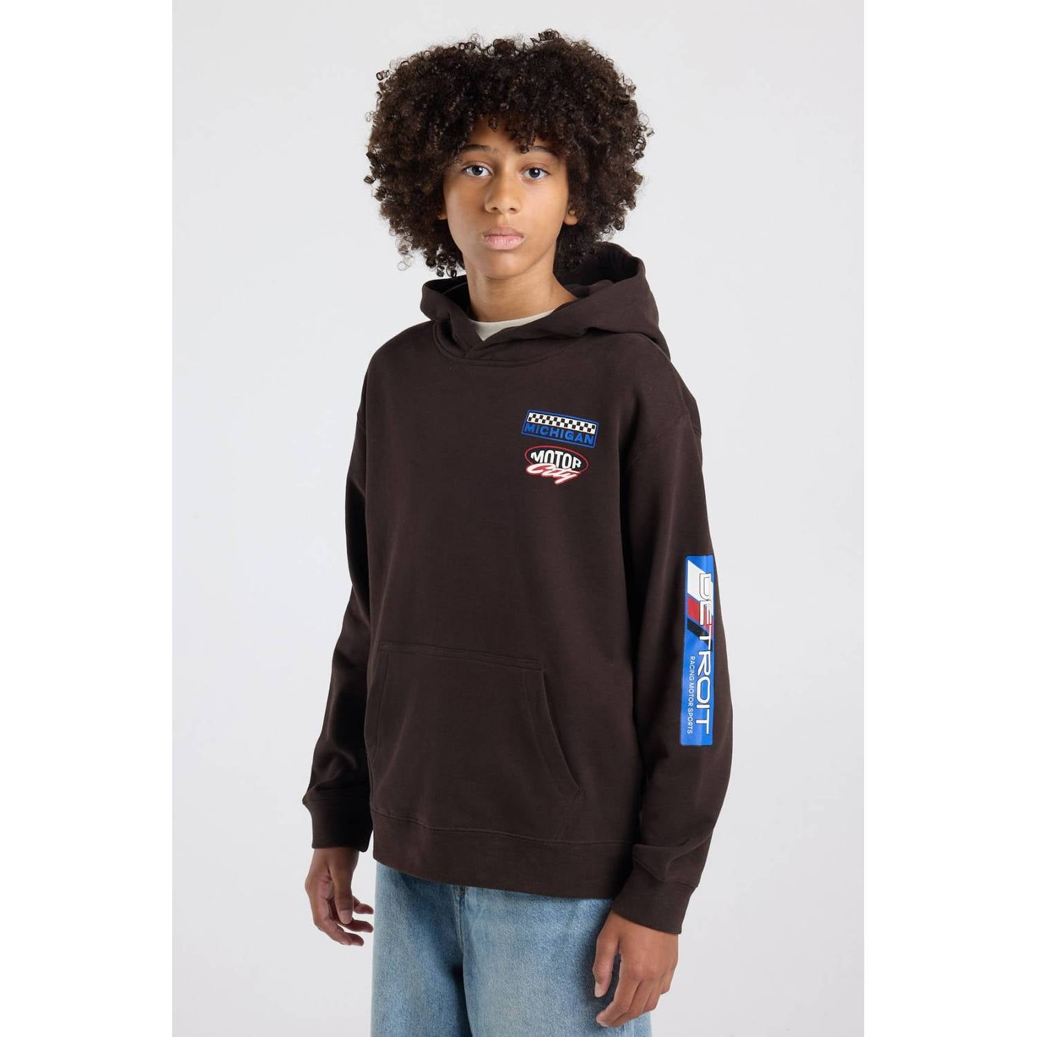 America Today sweater met backprint bruin