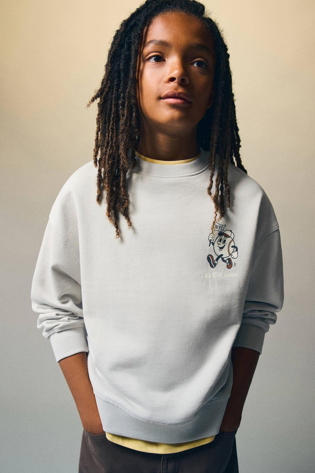 Ecru jongens Mango Kids sweater met backprint, lange mouwen, ronde hals en geribde boorden