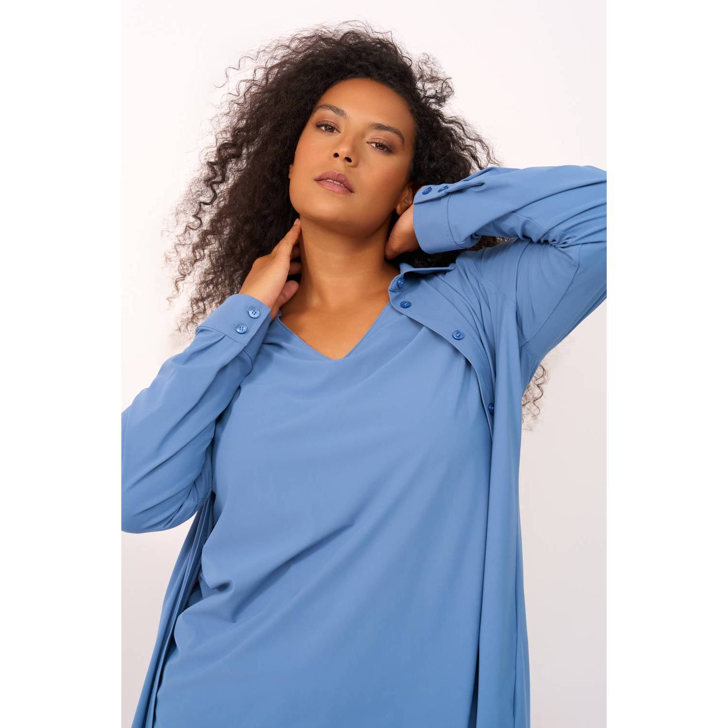 Plus Basics travelstof blouse blauw
