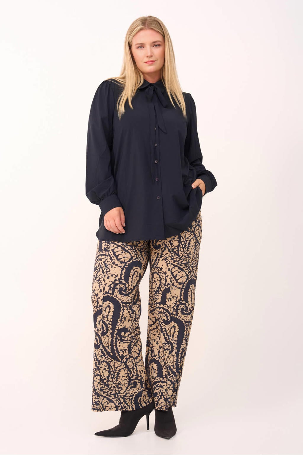 Donkerblauw en beige dames Plus Basics travelstof baggy broek met regular waist