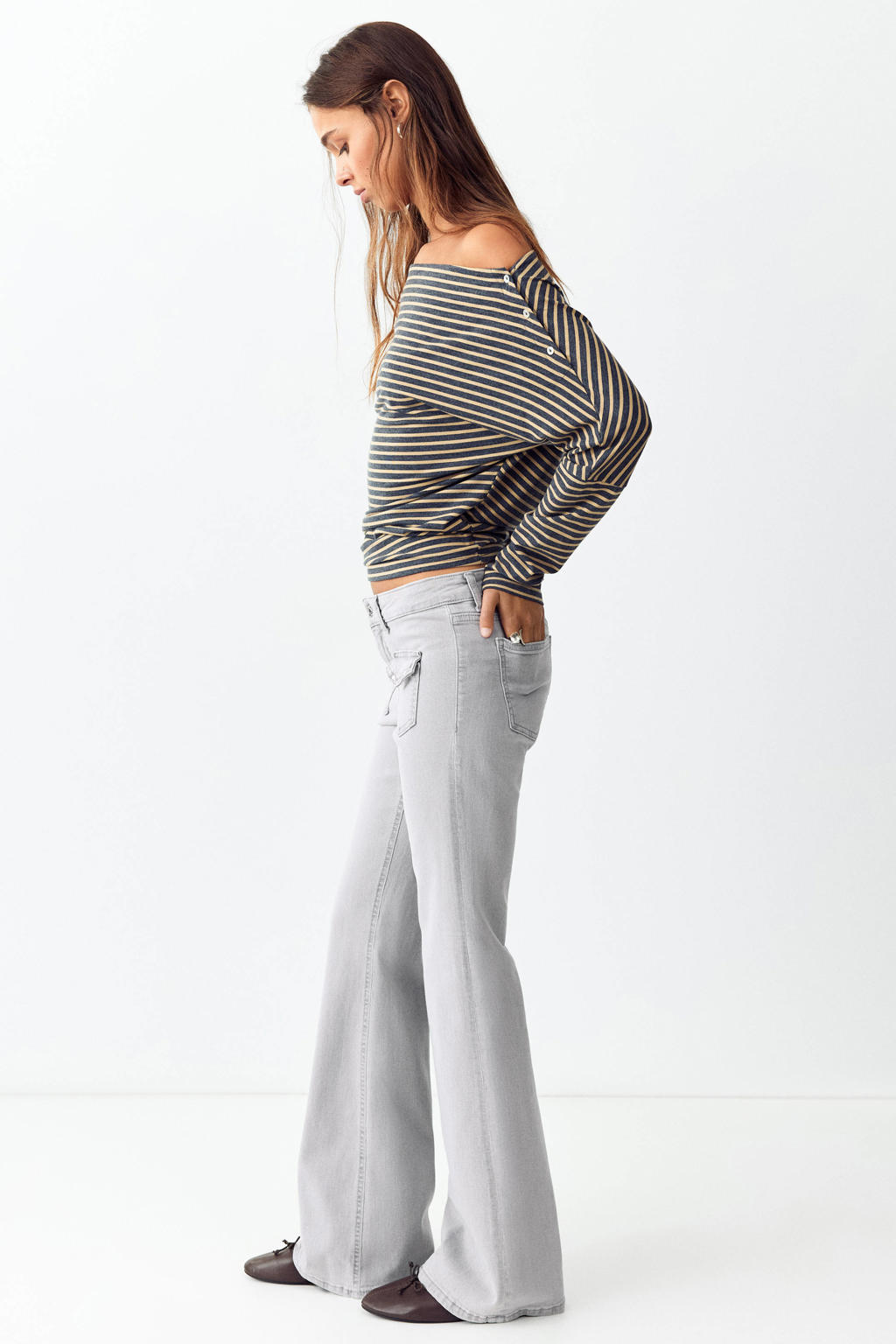 Grey denim meisjes MANGO TEEN flared jeans van denim met low waist, rits- en knoopsluiting en effen